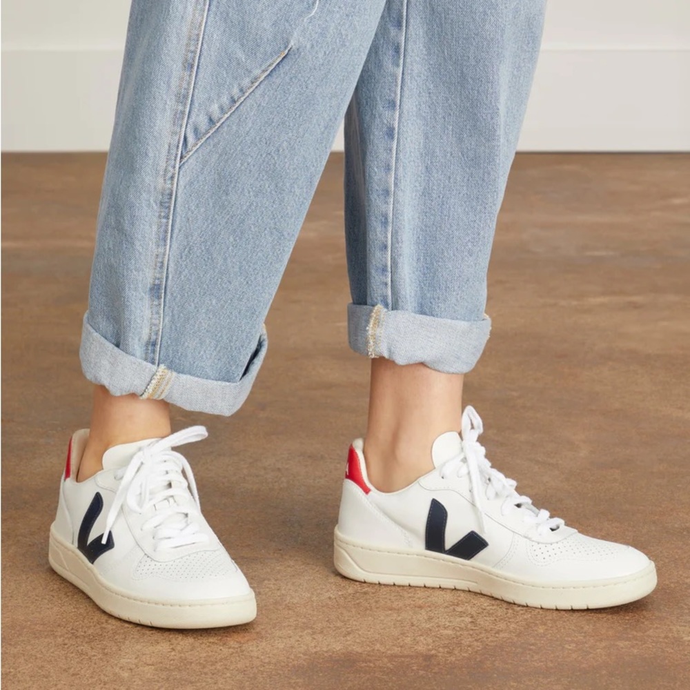 VejaV-10 Leather Sneaker (39)